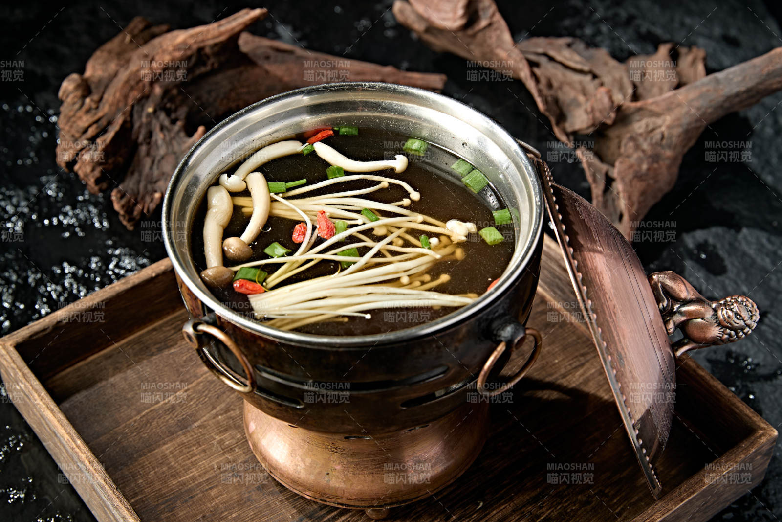 迷你小火锅山珍菌汤锅底