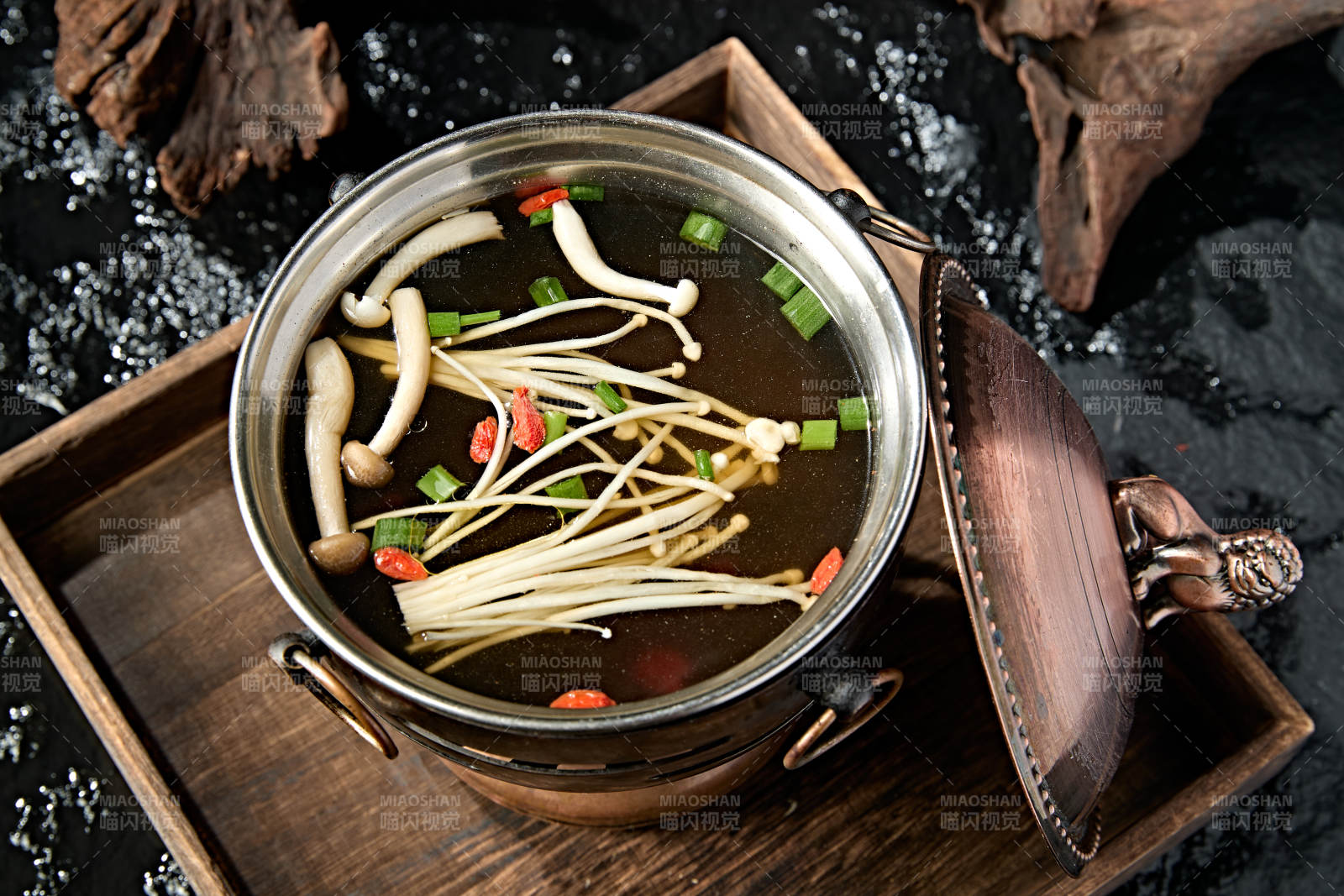 迷你小火锅山珍菌汤锅底