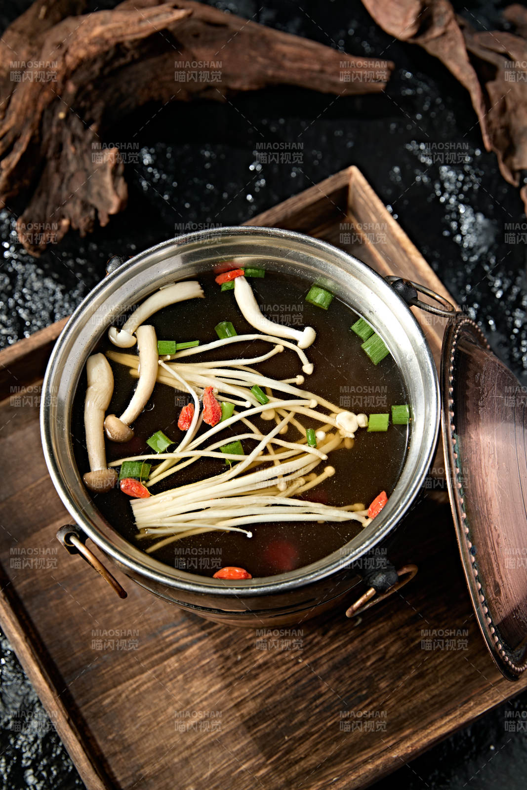迷你小火锅山珍菌汤锅底