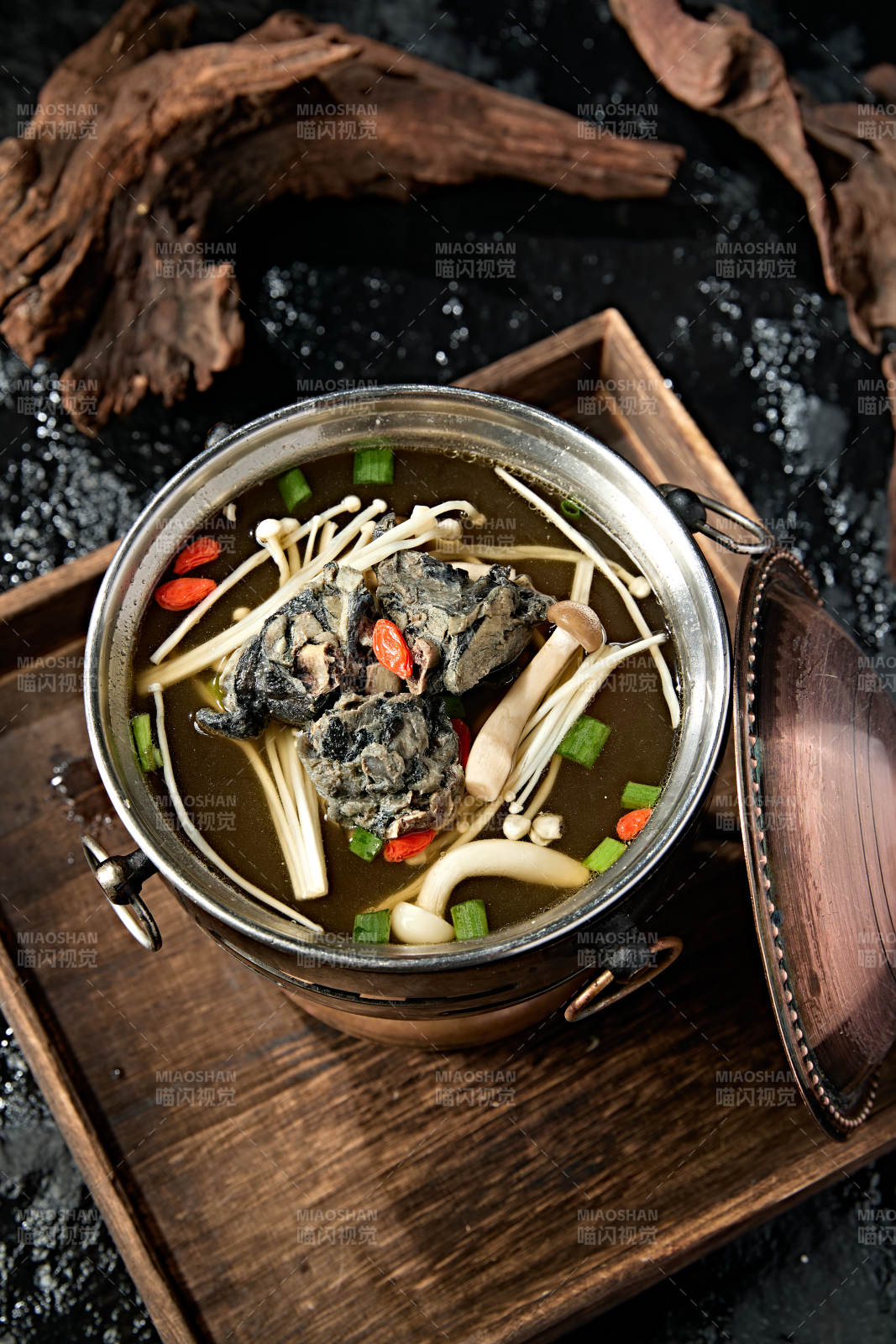 迷你小火鍋烏雞肉山珍菌湯鍋底