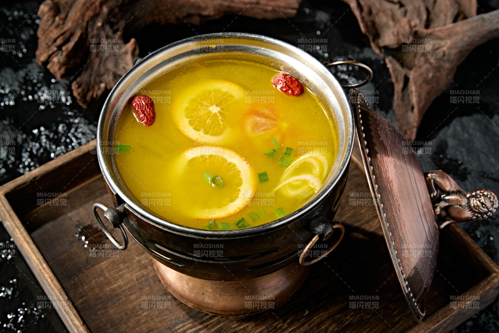 精致小火鍋裝的橙味雞湯鍋底