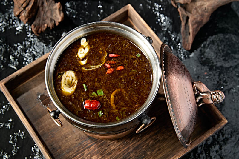 精致小火锅装的雪菜牛油锅底