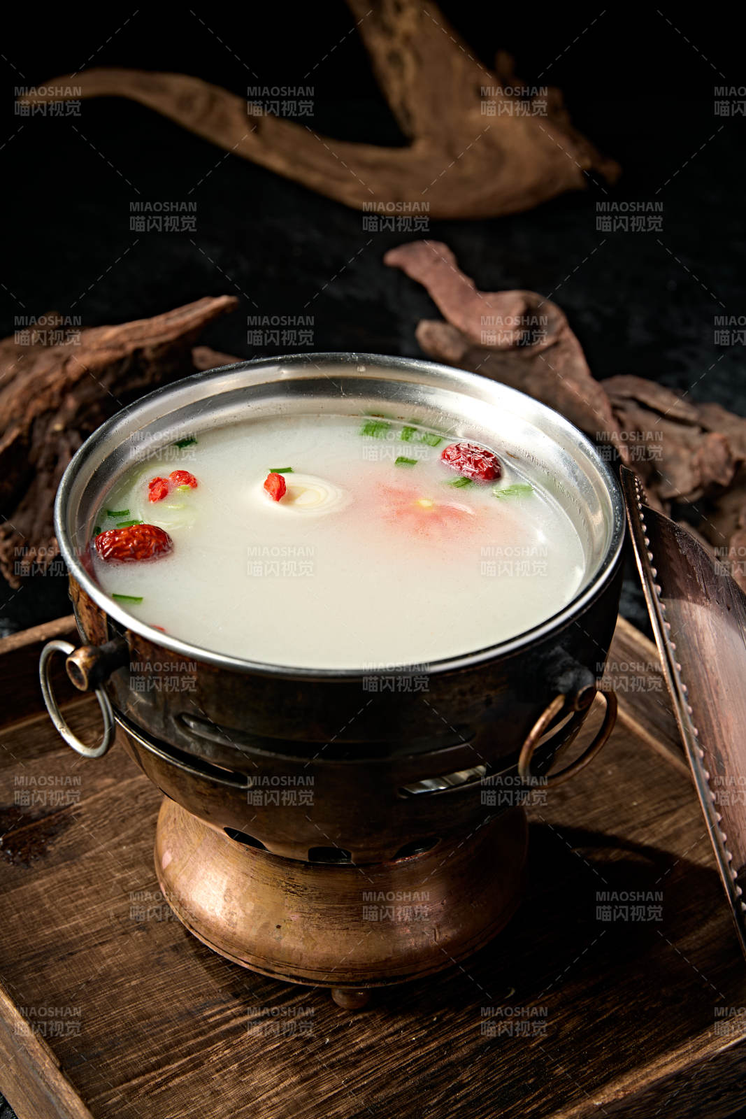 小火鍋裝的大骨奶湯鍋底