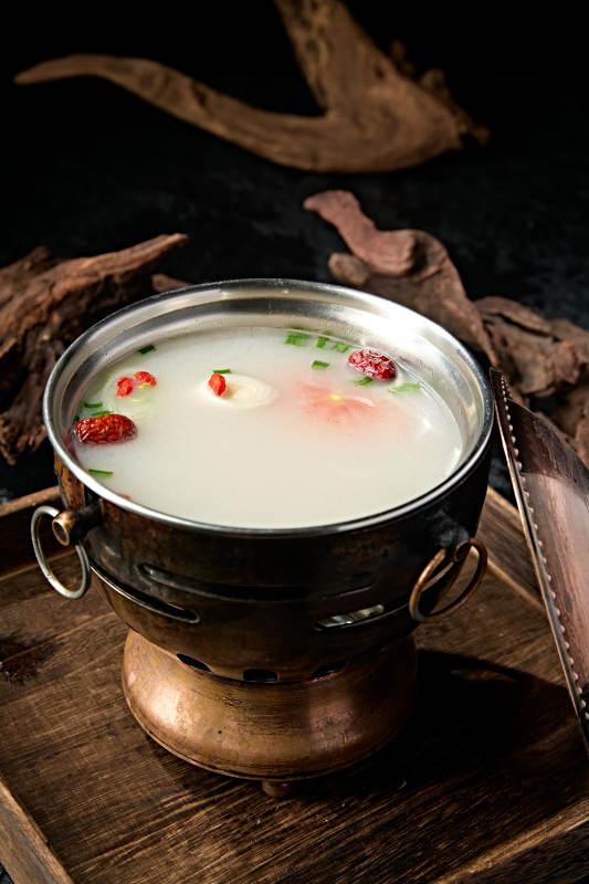 小火锅装的大骨奶汤锅底