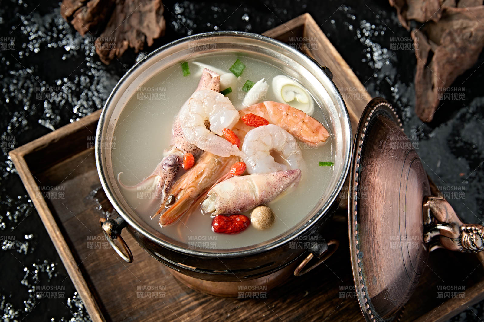 精致小火锅装的海鲜汤锅底