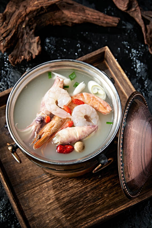 精致小火锅装的海鲜汤锅底