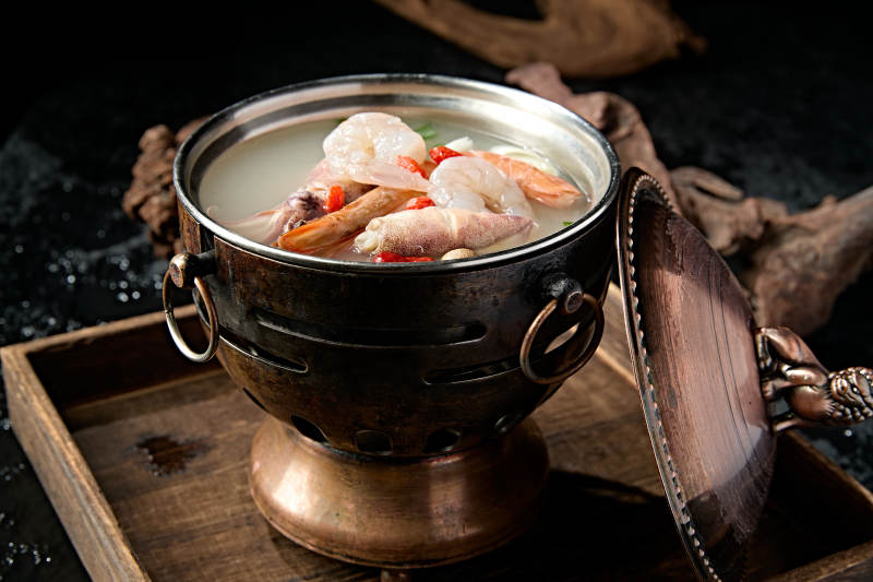 精致小火锅装的海鲜汤锅底