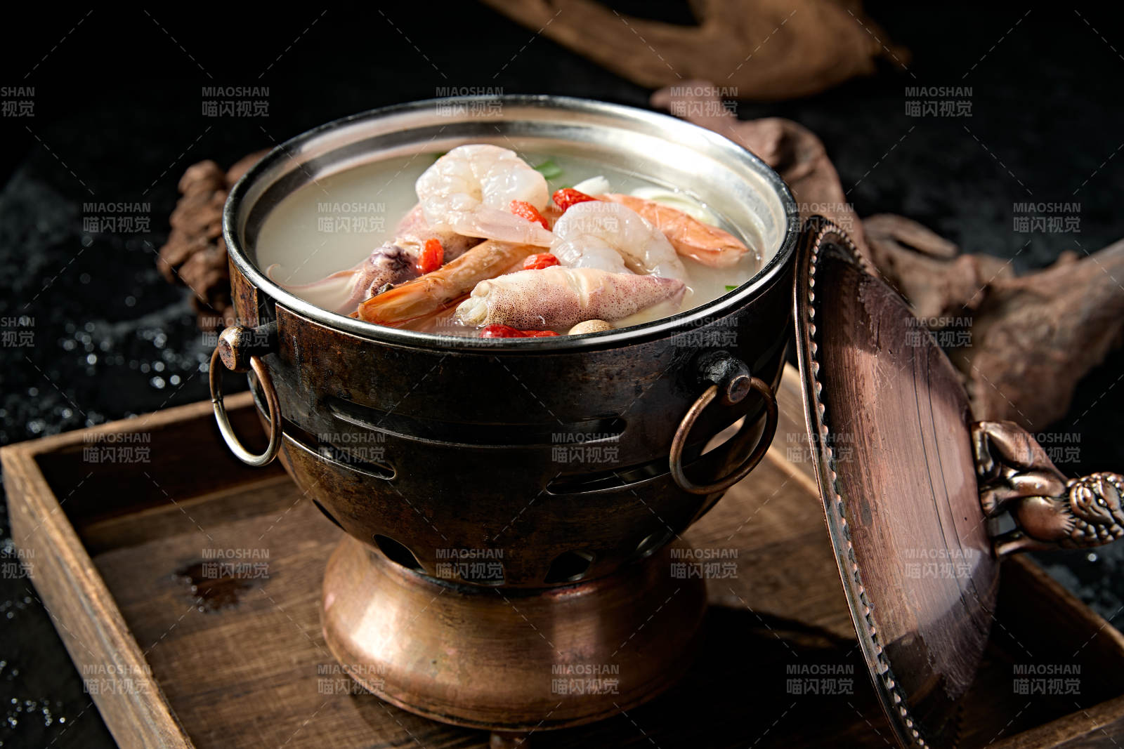 精致小火锅装的海鲜汤锅底