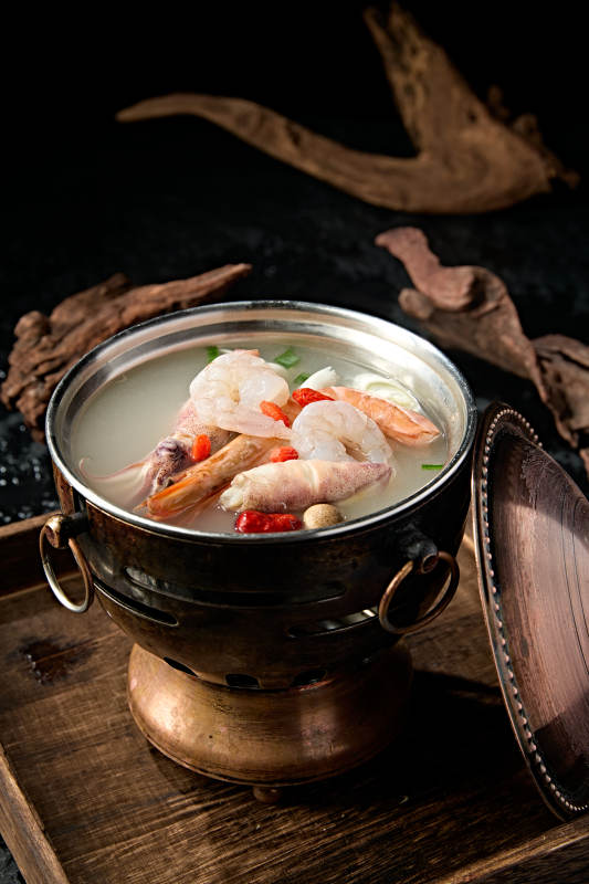 精致小火锅装的海鲜汤锅底
