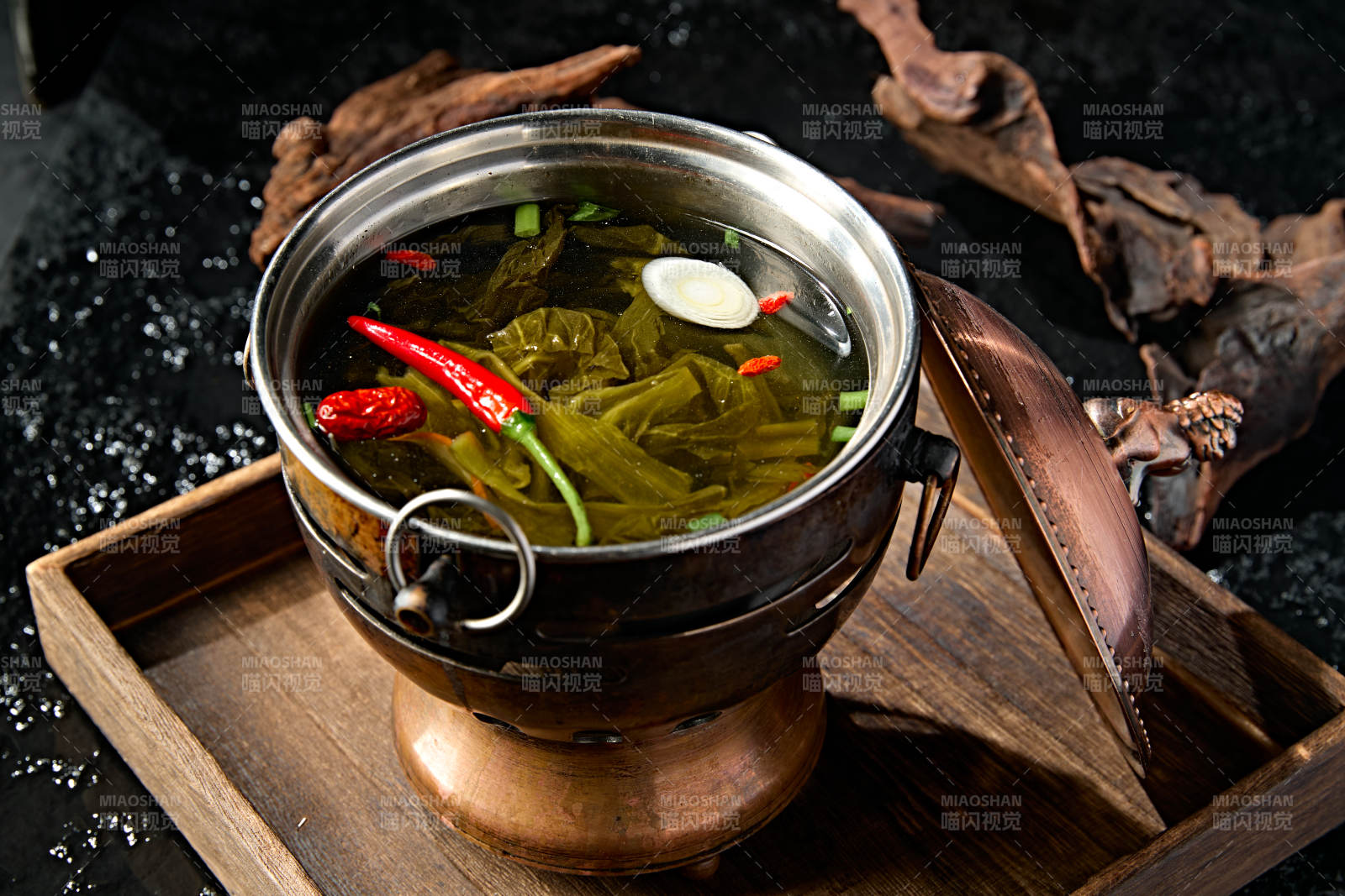 精致小火鍋裝的酸菜湯鍋底