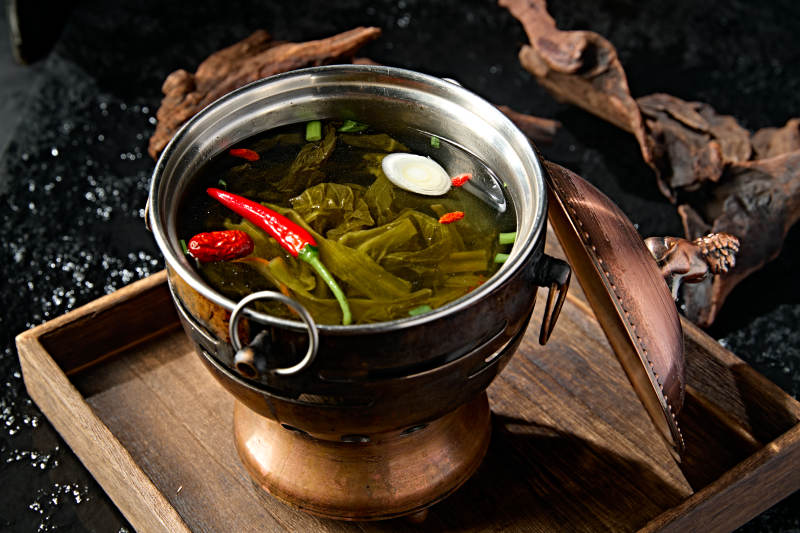 精致小火锅装的酸菜汤锅底