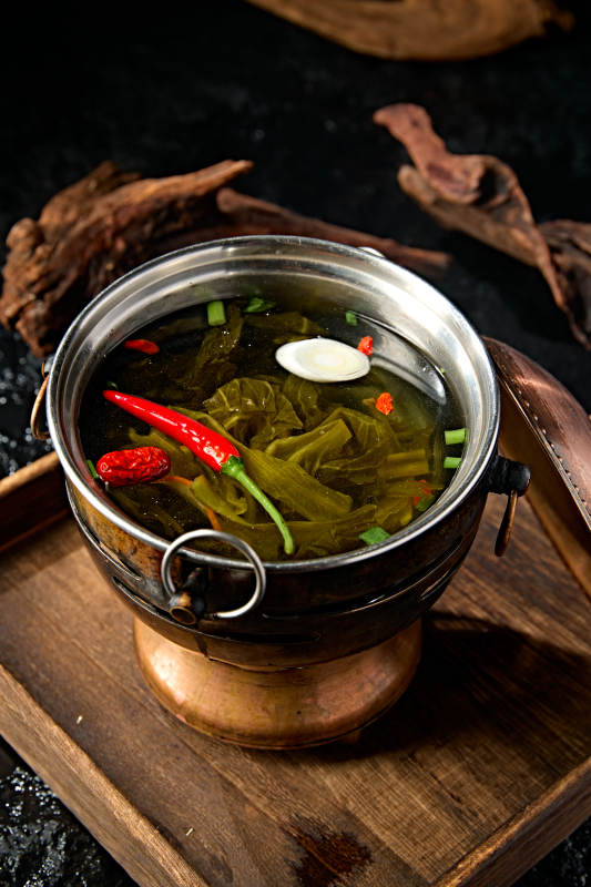 精致小火锅装的酸菜汤锅底