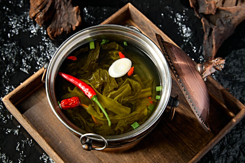 精致小火锅装的酸菜汤锅底