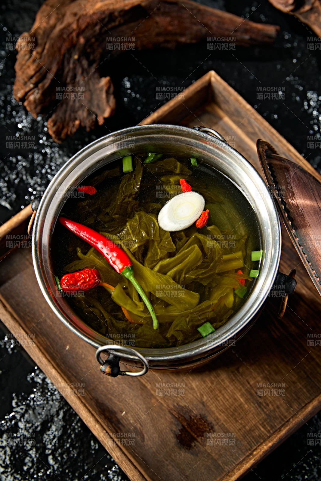 精致小火锅装的酸菜汤锅底