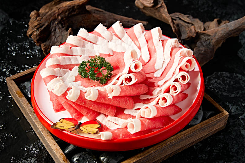 创意摆盘的顶级肥牛切片