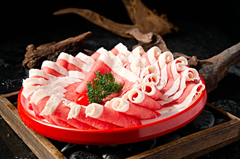 创意摆盘的顶级肥牛切片