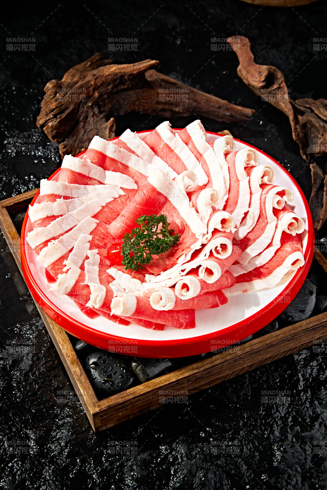 创意摆盘的顶级肥牛切片