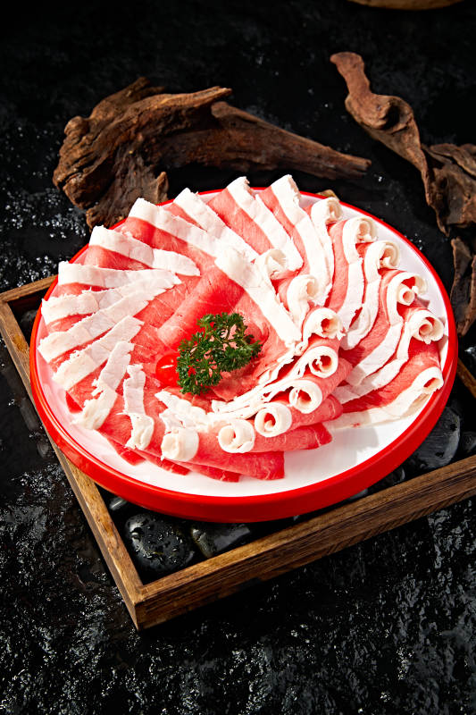 创意摆盘的顶级肥牛切片