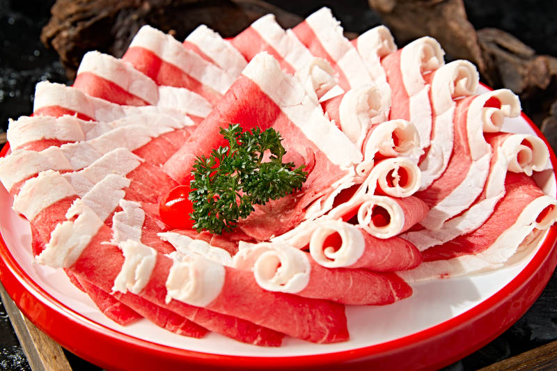 创意摆盘的顶级肥牛切片