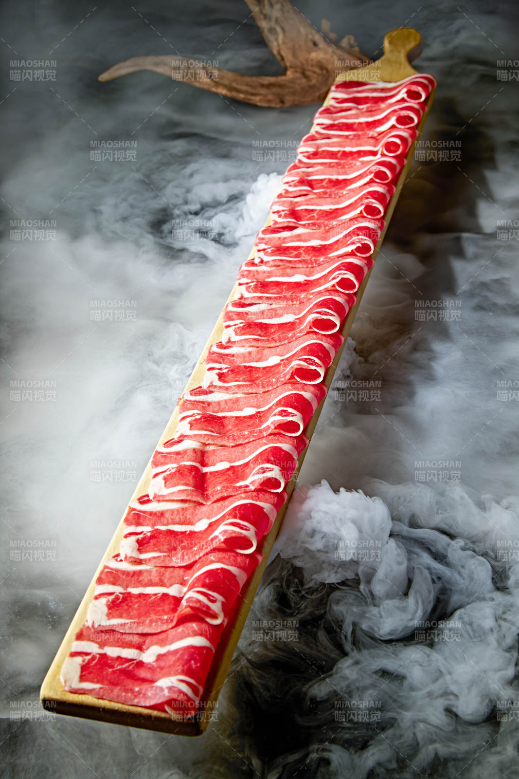 干冰缭绕的背景上摆放的和牛一米肉片-摄影图