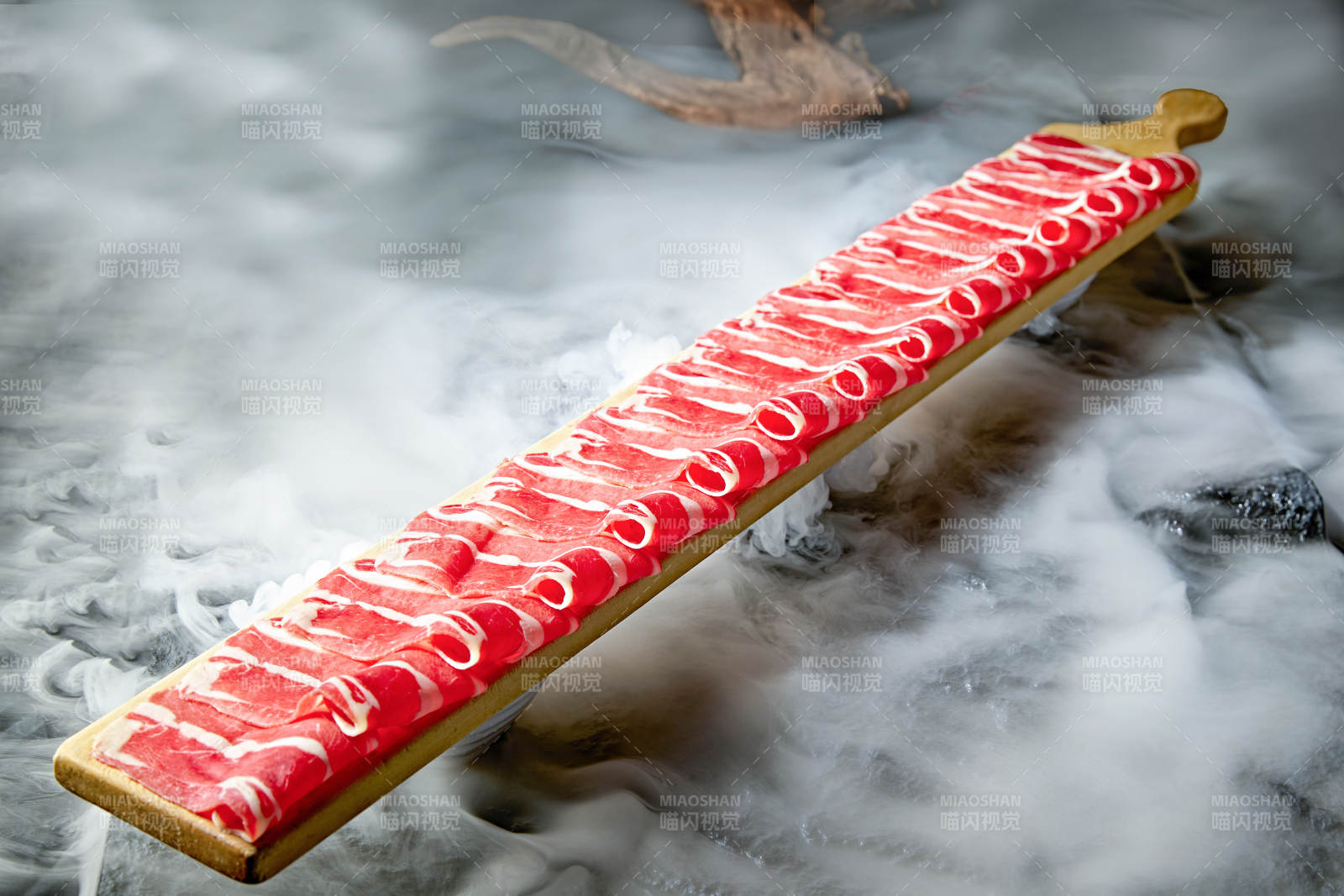干冰缭绕的背景上摆放的和牛一米肉片-摄影图