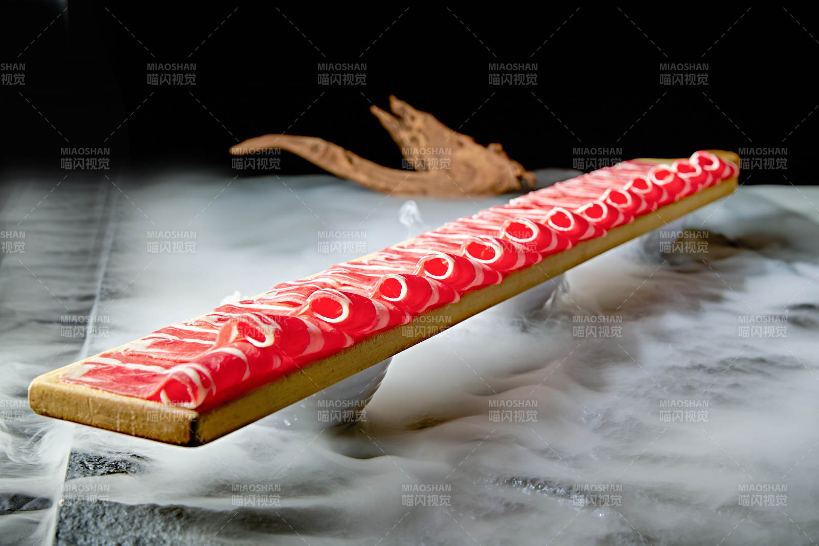 干冰缭绕的背景上摆放的和牛一米肉片-摄影图