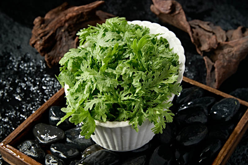 新鮮的火鍋食材茼蒿蒿子稈