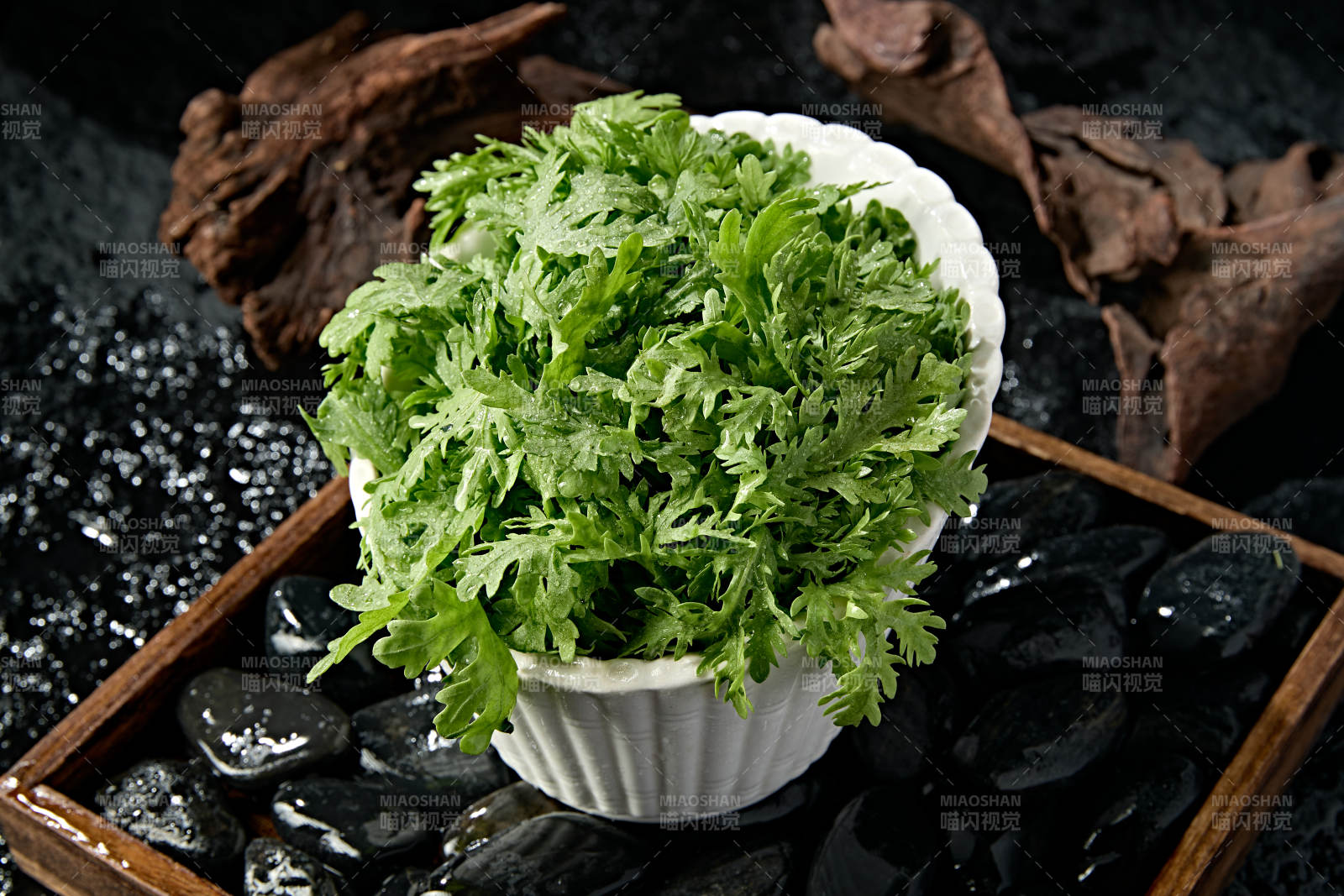 新鮮的火鍋食材茼蒿蒿子稈