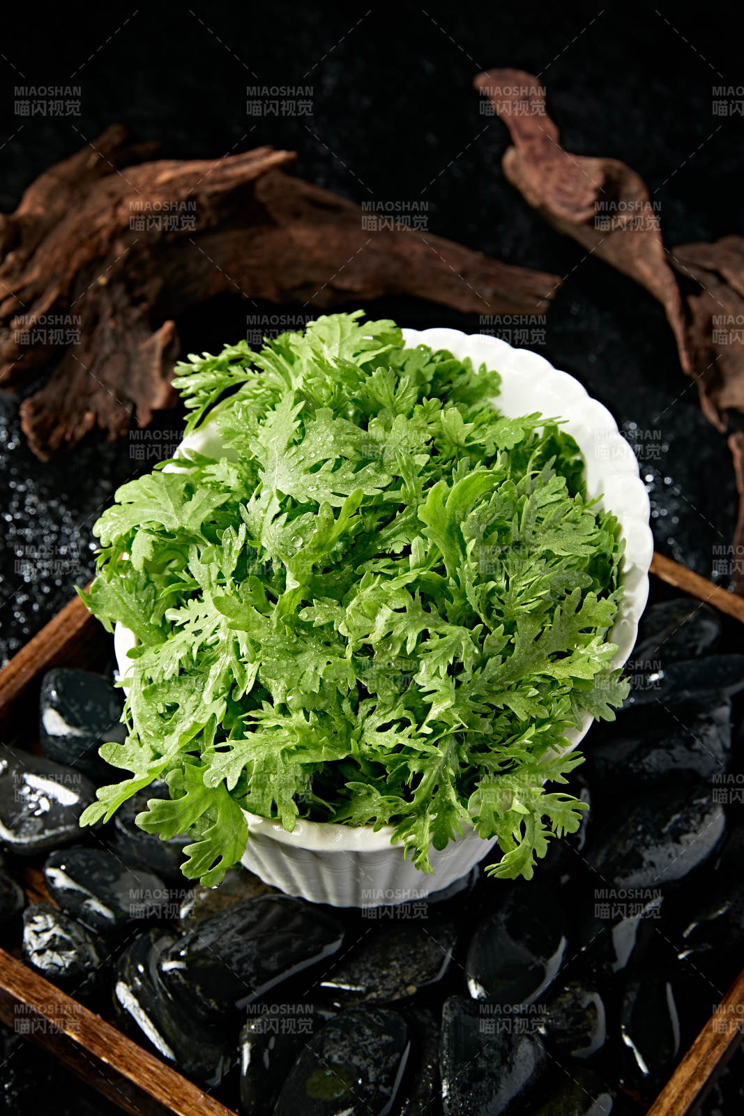 新鮮的火鍋食材茼蒿蒿子稈