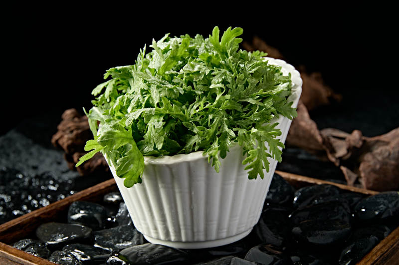 新鮮的火鍋食材茼蒿蒿子稈