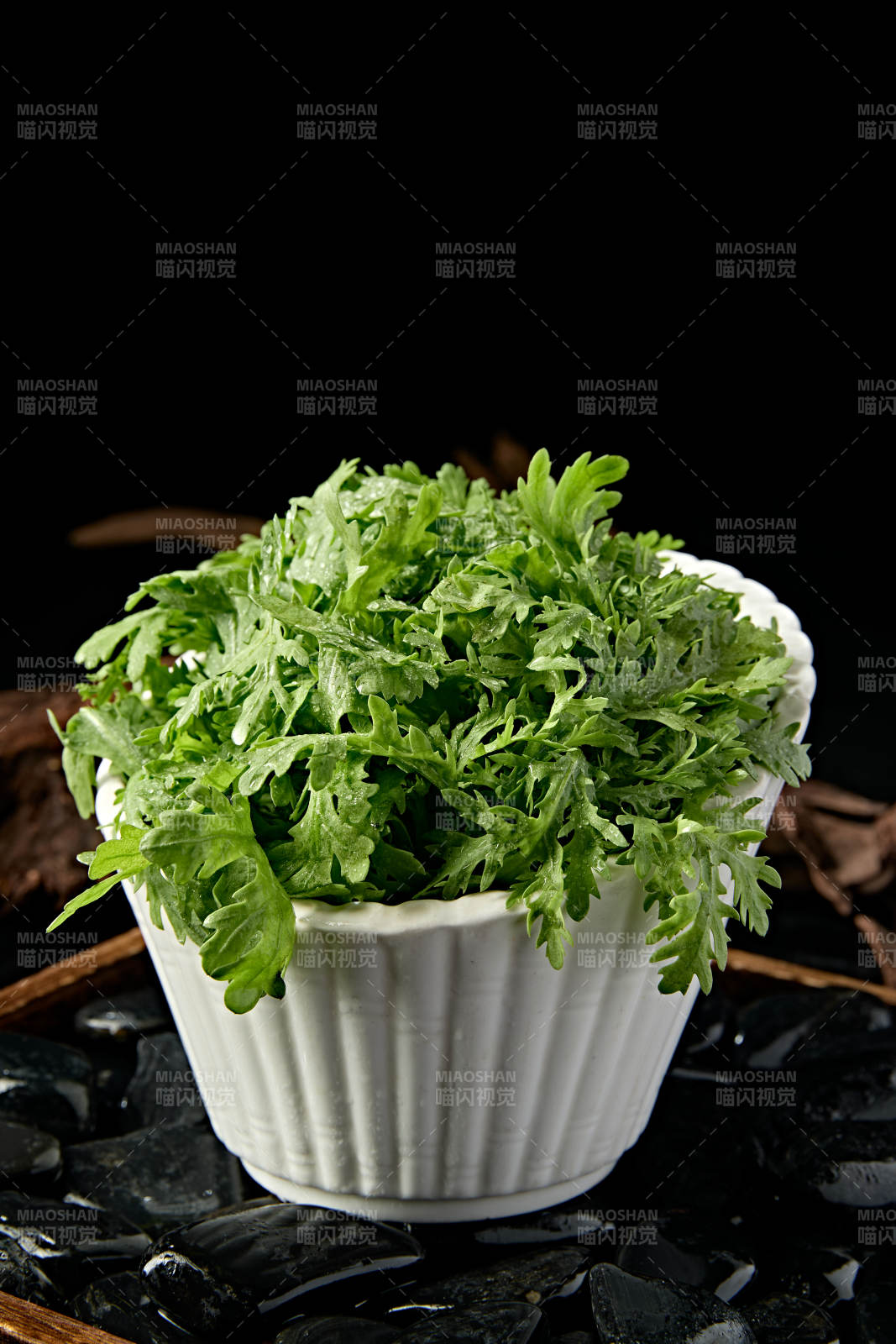 新鮮的火鍋食材茼蒿蒿子稈