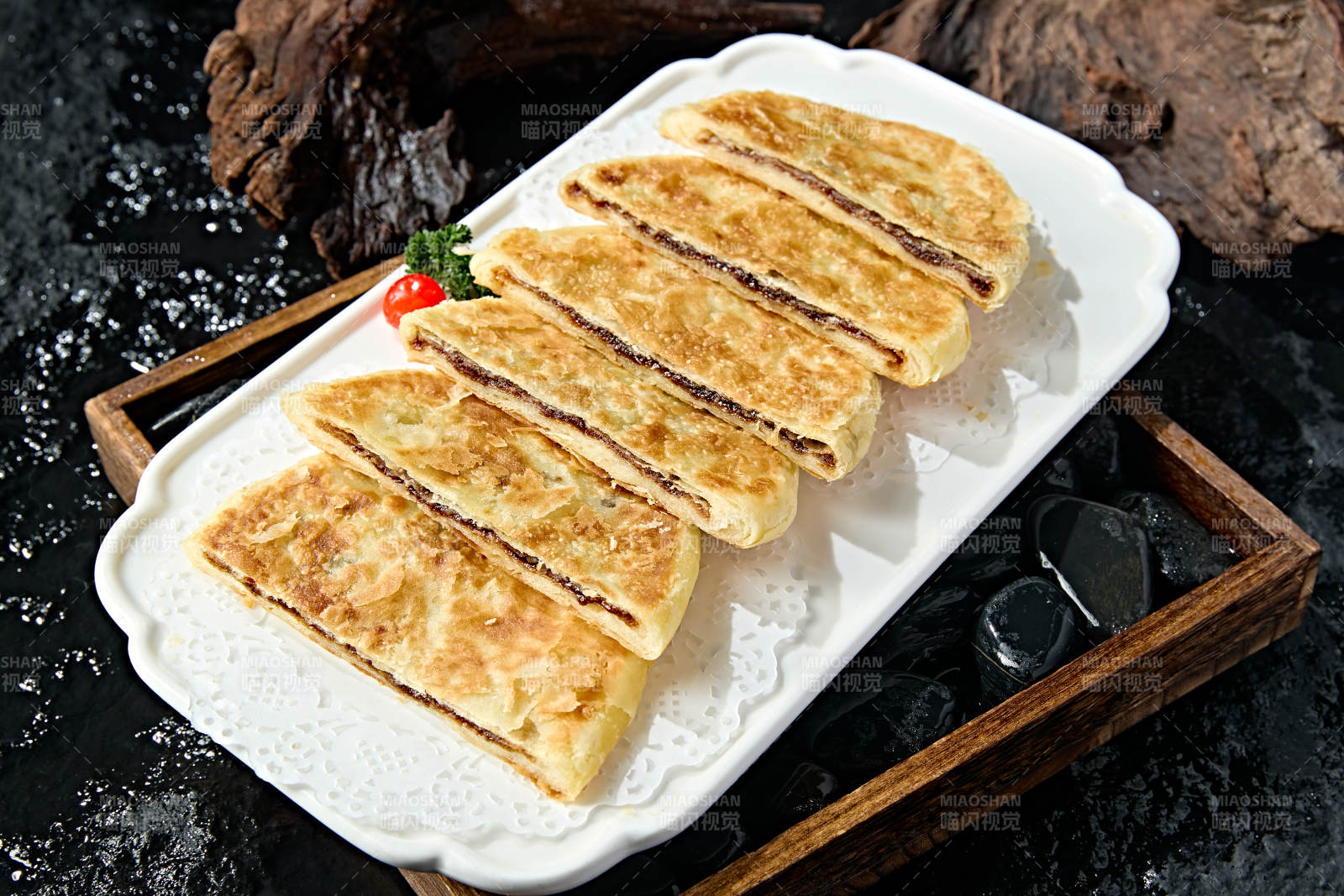 白色瓷盘装美味糖酥饼