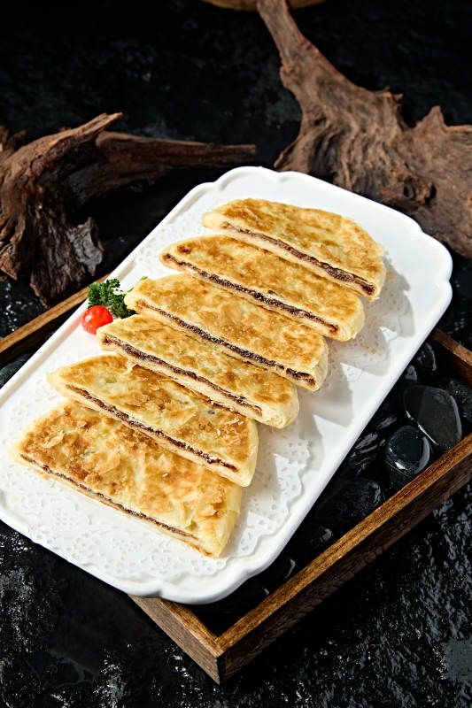 白色瓷盘装美味糖酥饼