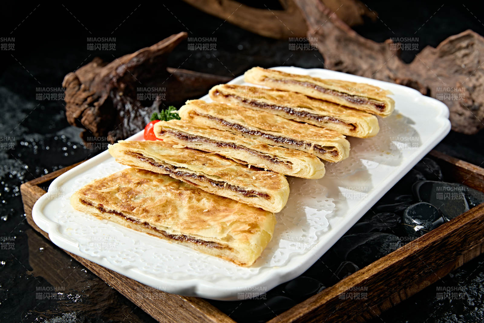 白色瓷盘装美味糖酥饼