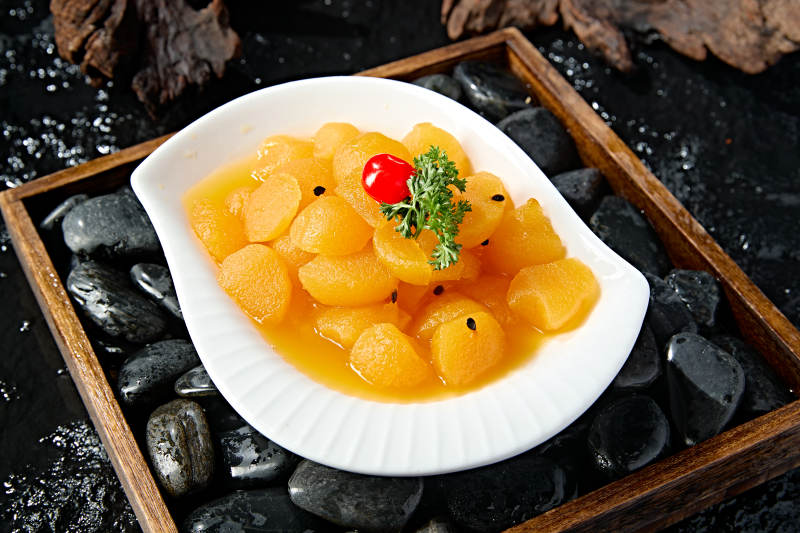 白色瓷盤裝的沙棘汁雪梨