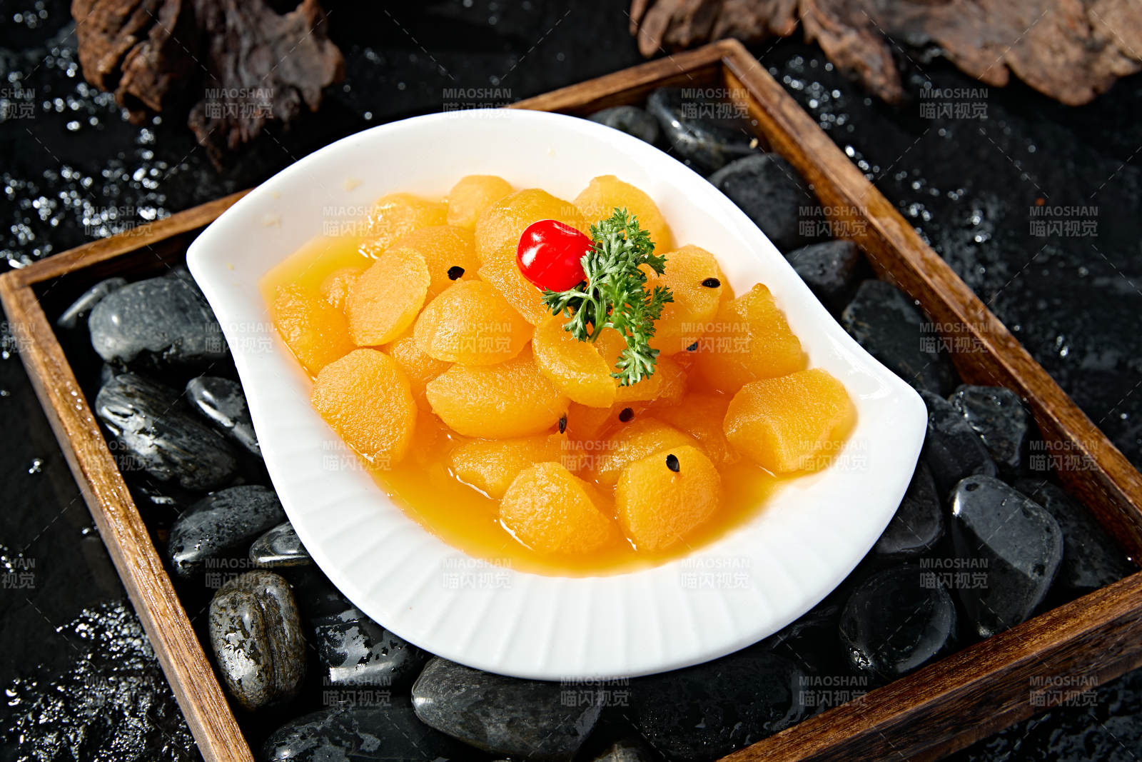 白色瓷盤裝的沙棘汁雪梨