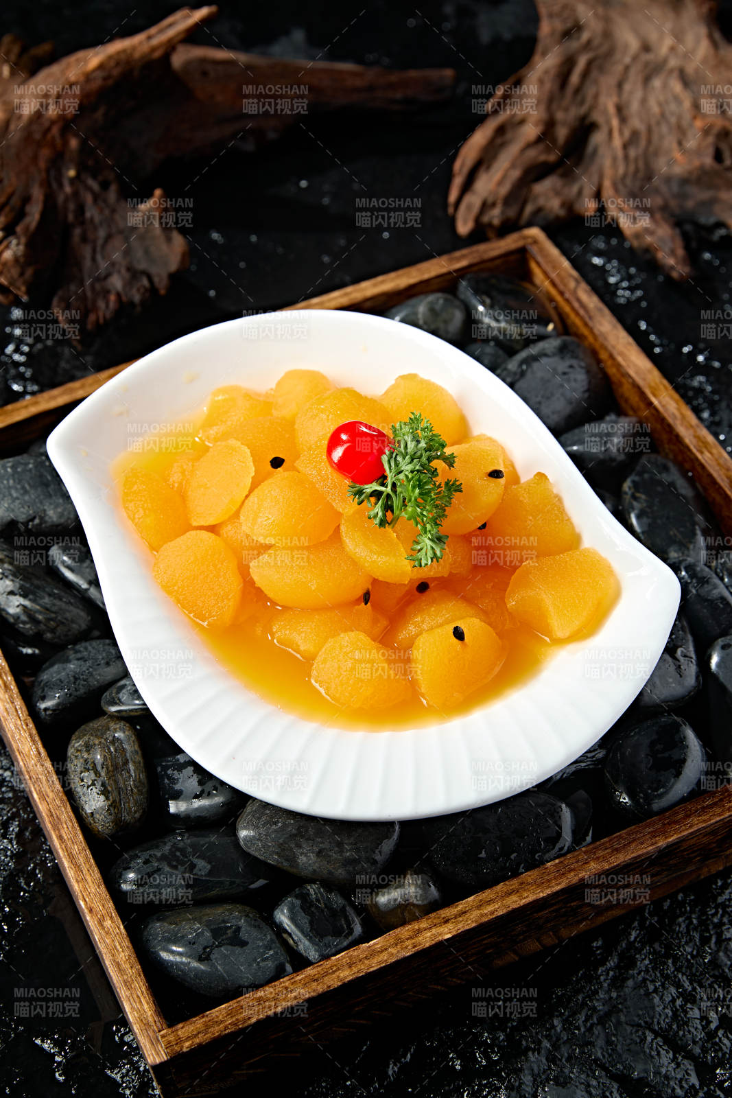 白色瓷盤裝的沙棘汁雪梨