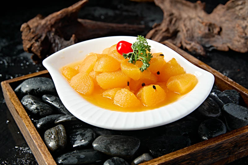 白色瓷盤裝的沙棘汁雪梨