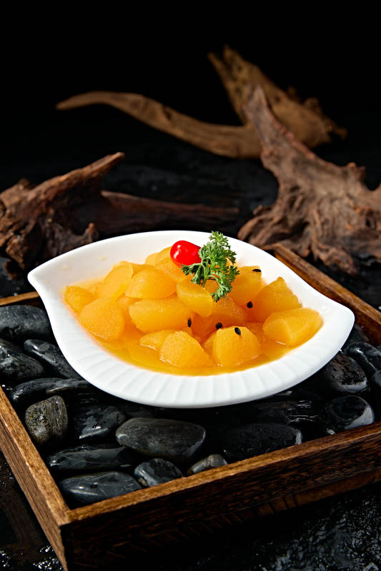 白色瓷盤裝的沙棘汁雪梨