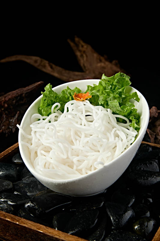 青色瓷盘装的火锅食材土豆粉条