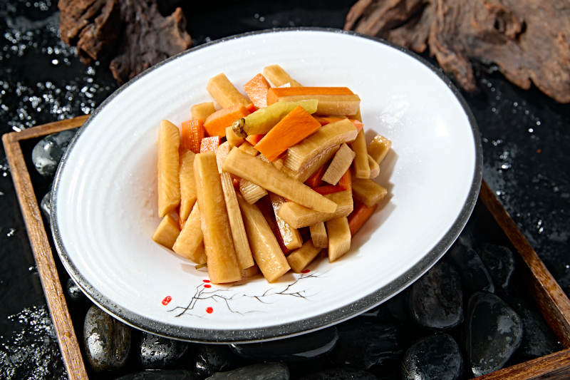 精美餐具装的酸香腌萝卜