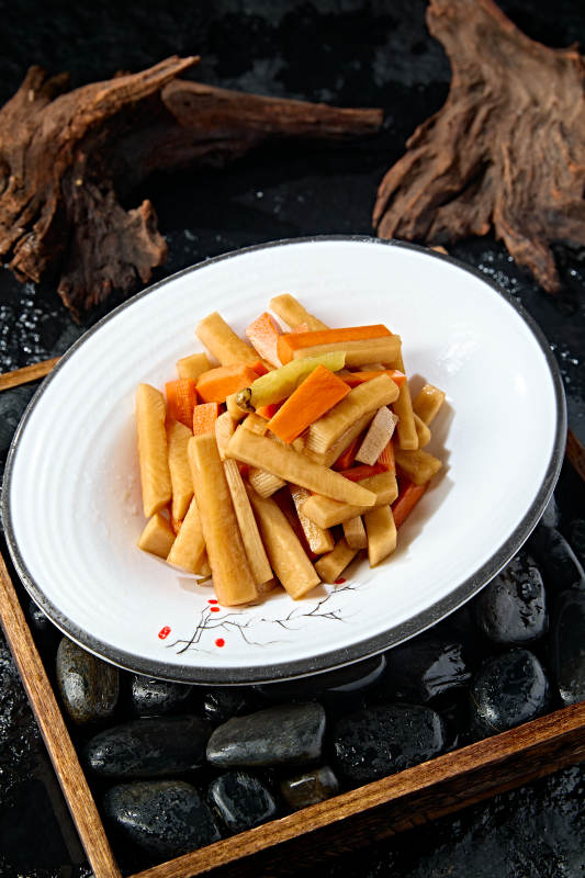 精美餐具装的酸香腌萝卜