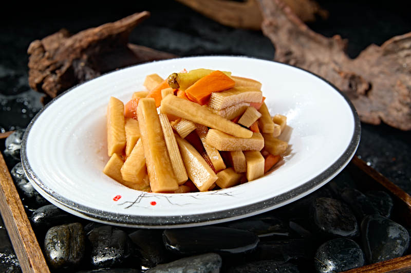 精美餐具装的酸香腌萝卜