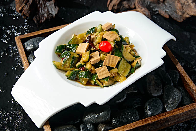 芥末油拌盐水腌黄瓜条熏豆干