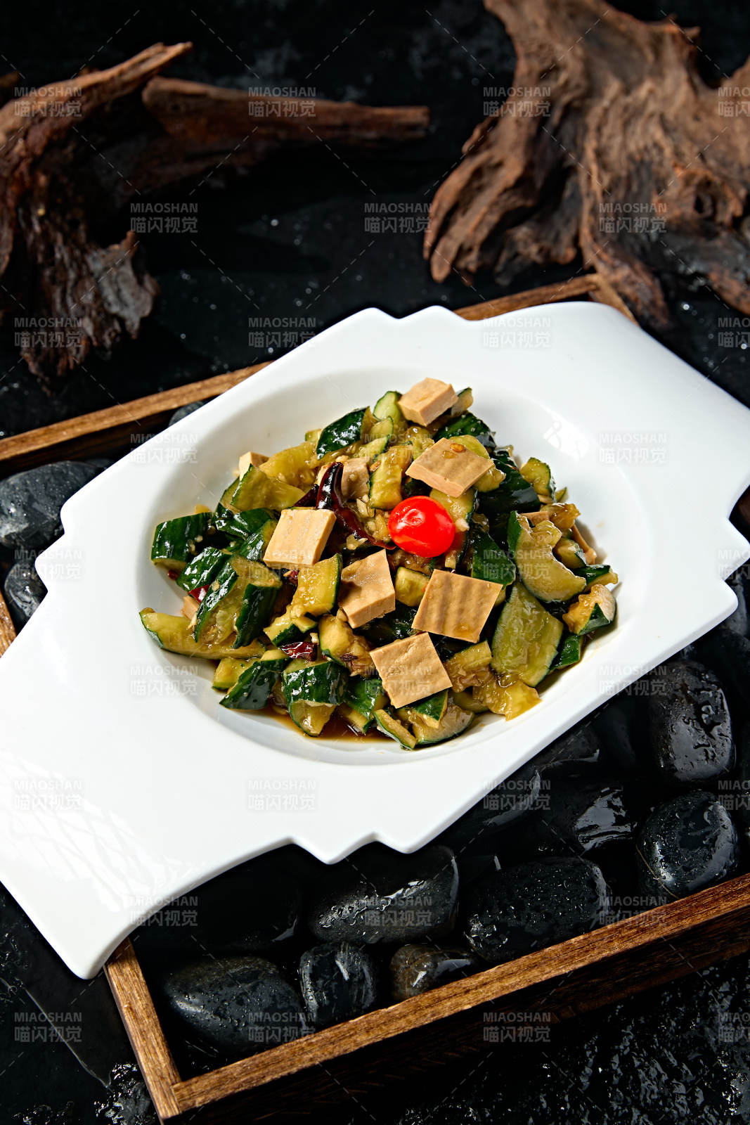 芥末油拌鹽水腌黃瓜條熏豆干