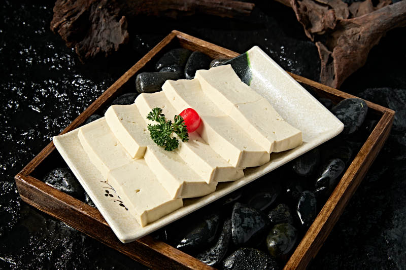 一盘新鲜的嫩豆腐切片