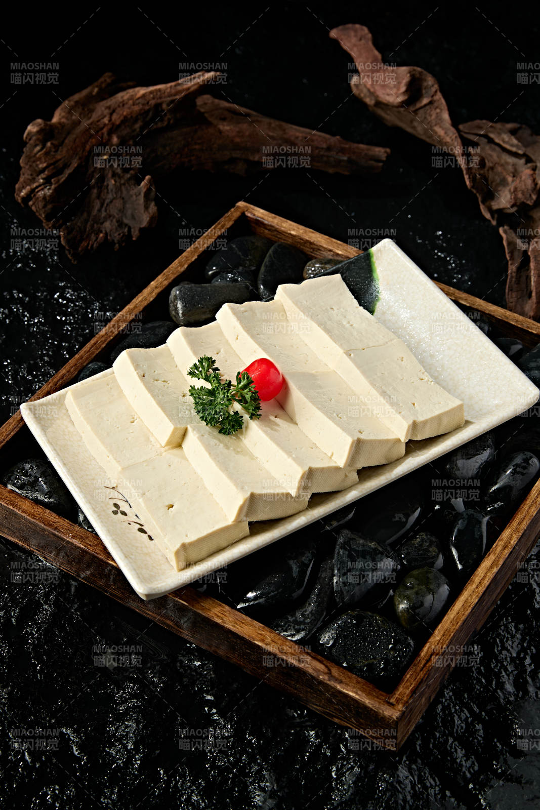 一盤新鮮的嫩豆腐切片