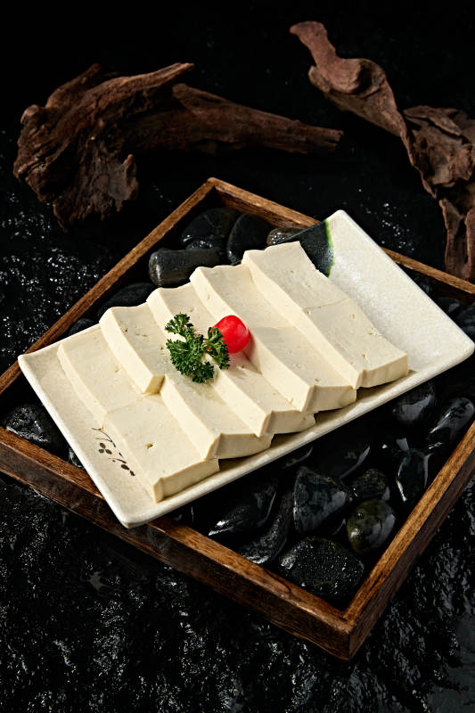 一盘新鲜的嫩豆腐切片