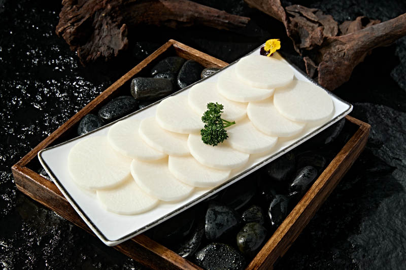 一盘新鲜白萝卜切片