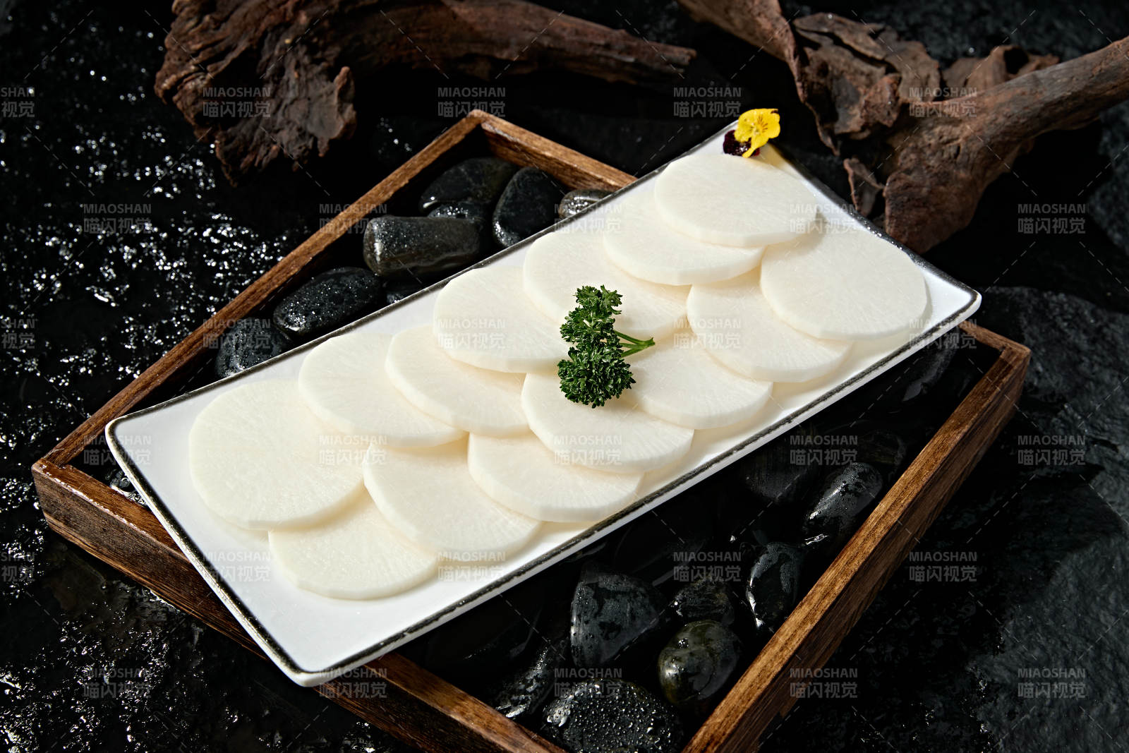 一盘新鲜白萝卜切片